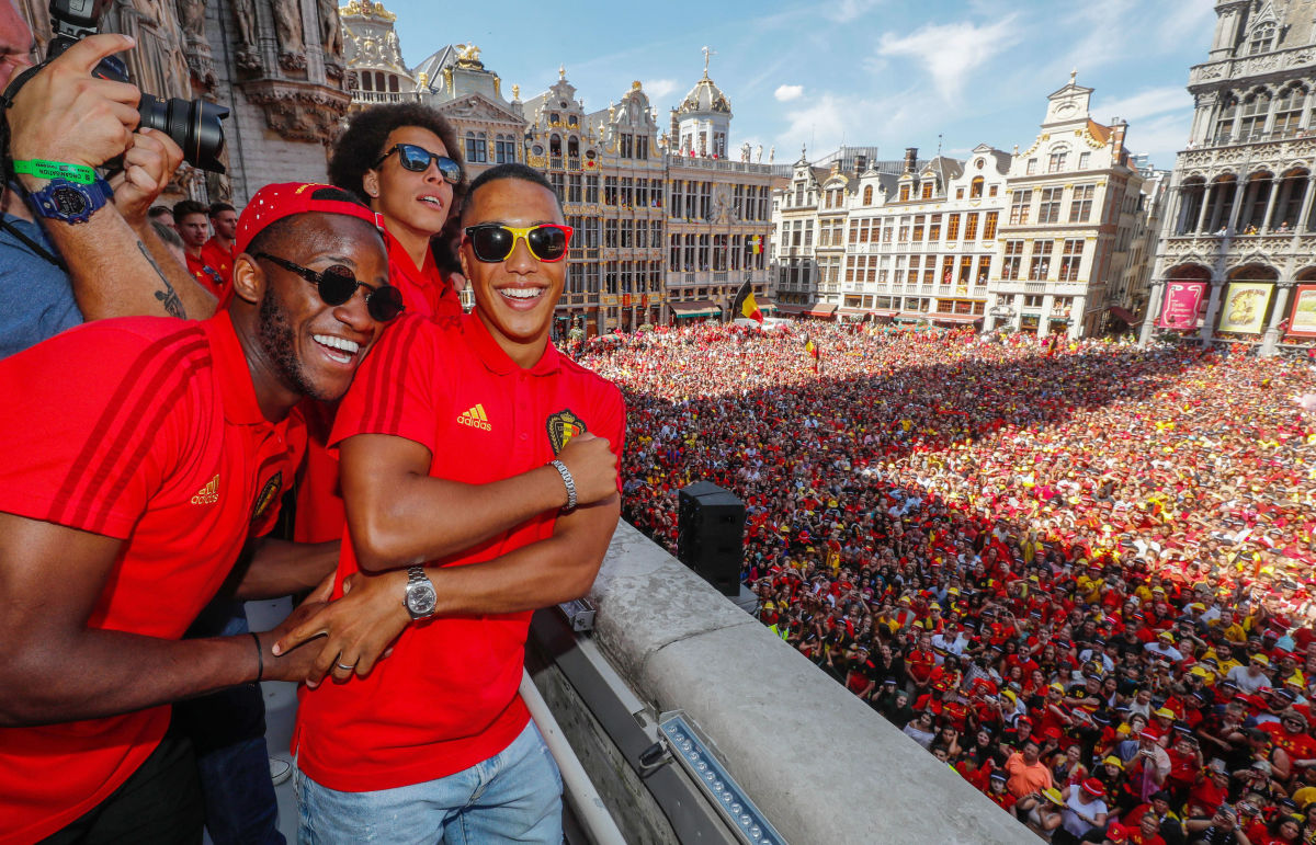 red-devils-parade-in-brussels-after-returning-from-world-cup-russia-5b6da7914e17c89e8c000001.jpg