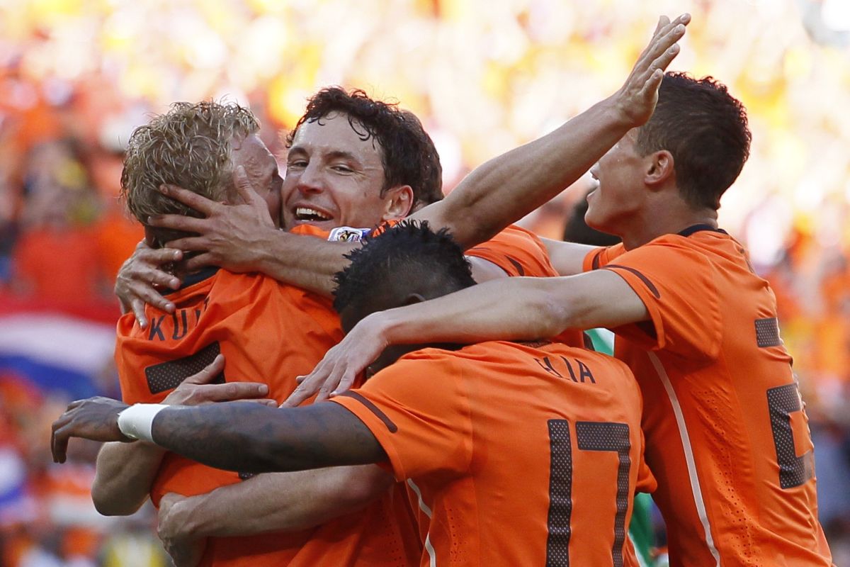 netherlands-football-players-celebrate-a-5b19c3a0f7b09dc738000001.jpg