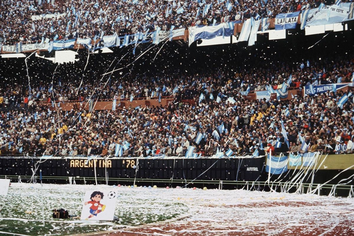argentinian-fans-throw-rolls-of-paper-al-5af9a3227134f6dbd6000002.jpg
