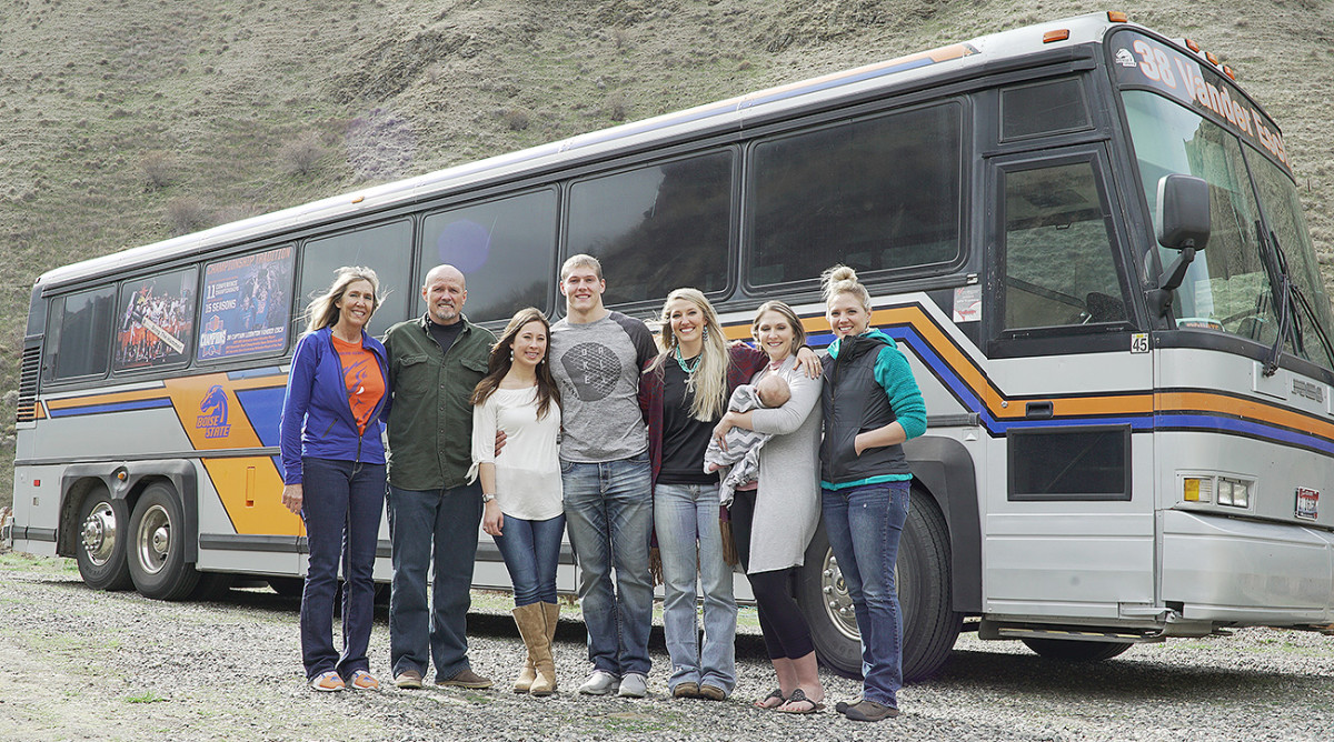 Leighton Vander Esch (center) with (left to right) his parents, girlfriend and three sisters in front of the family's custom bus.