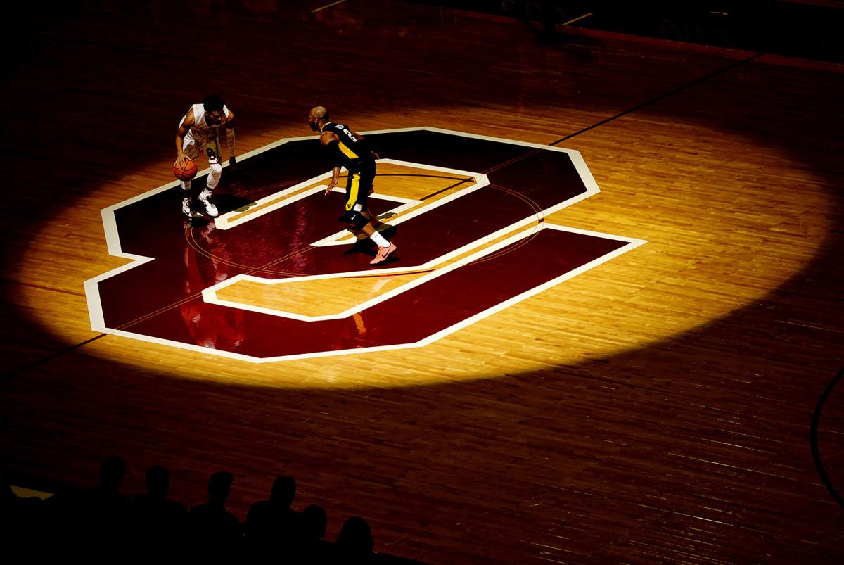 Oklahoma Sooners guard Trae Young against West Virginia guard Jevon Carter