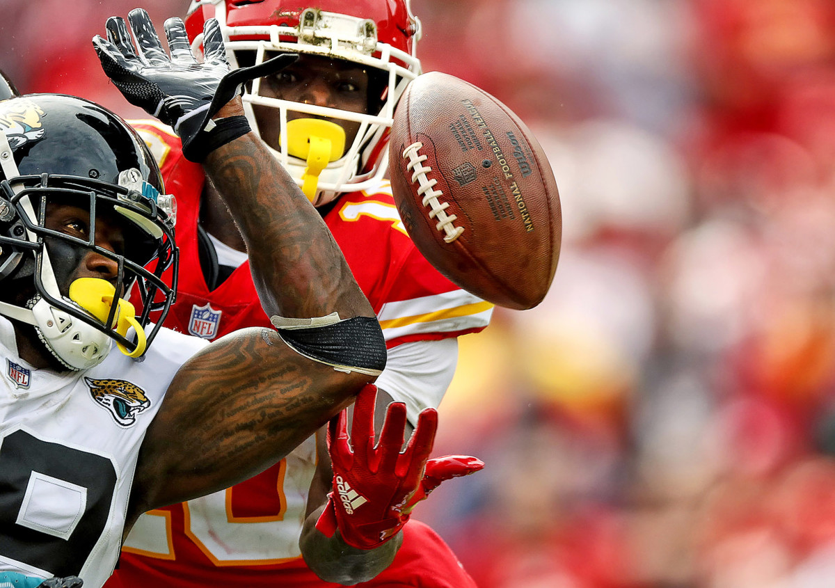 Kansas City Chiefs WR Tyreek Hill against the Jacksonville Jaguars' Tashaun Gipson at Arrowhead Stadium