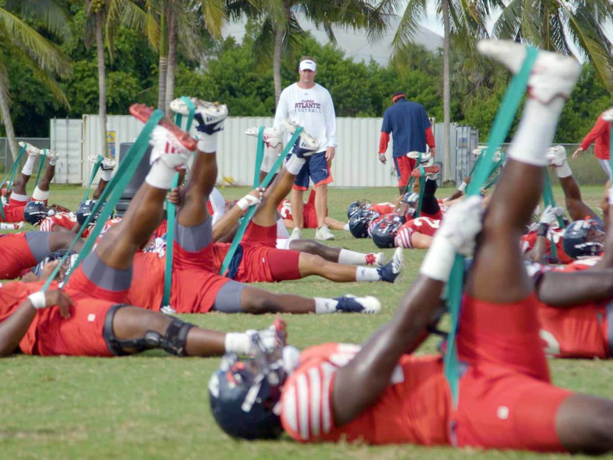 lane-kiffin-fau-stretching.jpg
