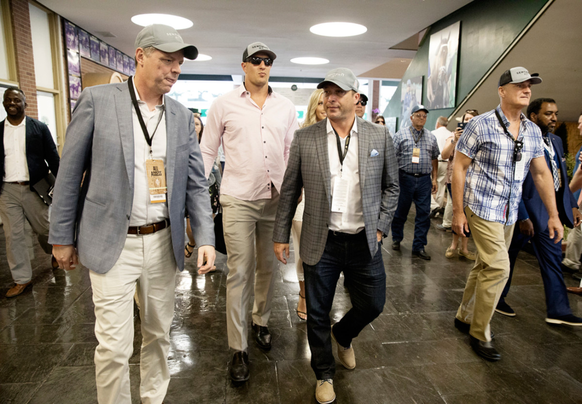 The Gronktourage arrives.