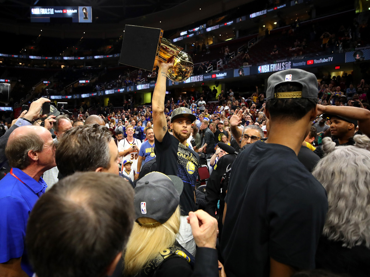 stephen-curry-trophy-crowd.jpg