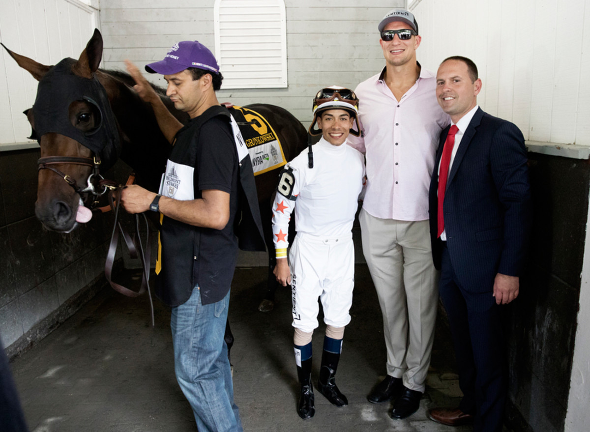 Gronk with jockey Jose Ortiz and trainer Chad Brown (right).
