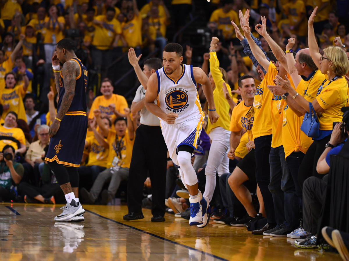 stephen-curry-made-shot-crowd.jpg
