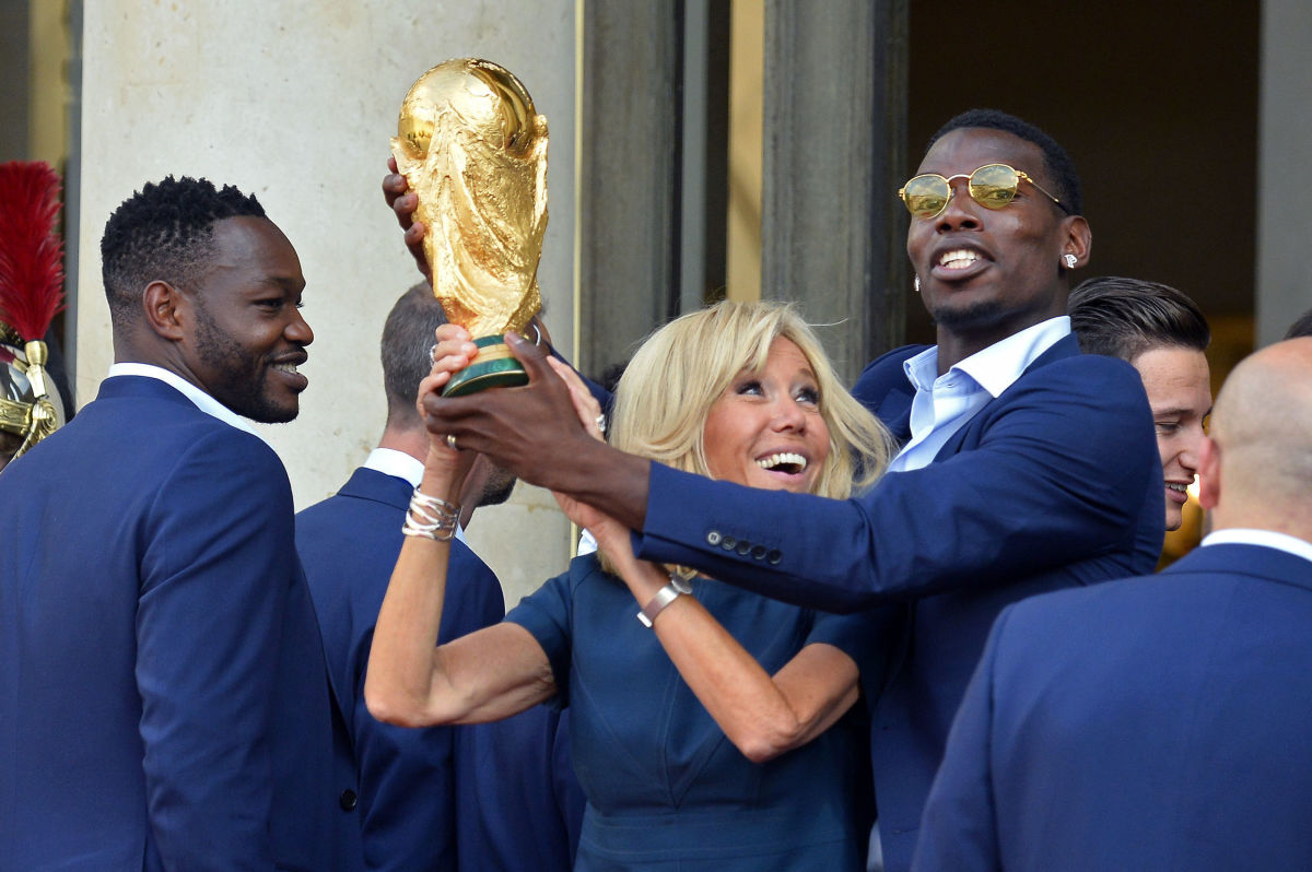 french-president-emmanuel-macron-receives-the-france-football-team-at-elysee-palace-5b5700ce42fc3306fe000003.jpg