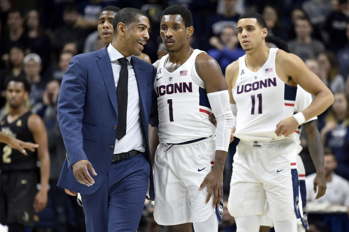 kevin-ollie-uconn-players.jpg