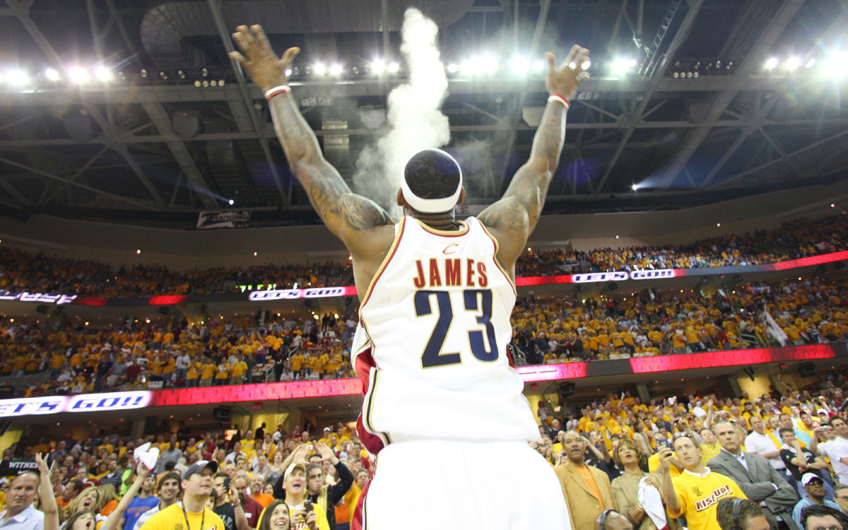 lebron-james-chalk-toss.jpg