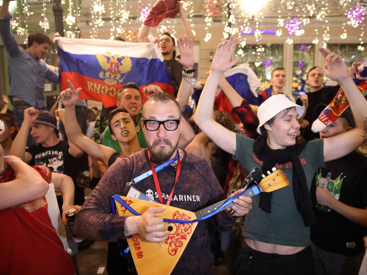 russia-fans-instrument-world-cup.jpg