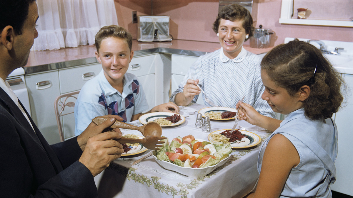 thanksgiving-dinner-table-conversation-politics-sports-guide.jpg