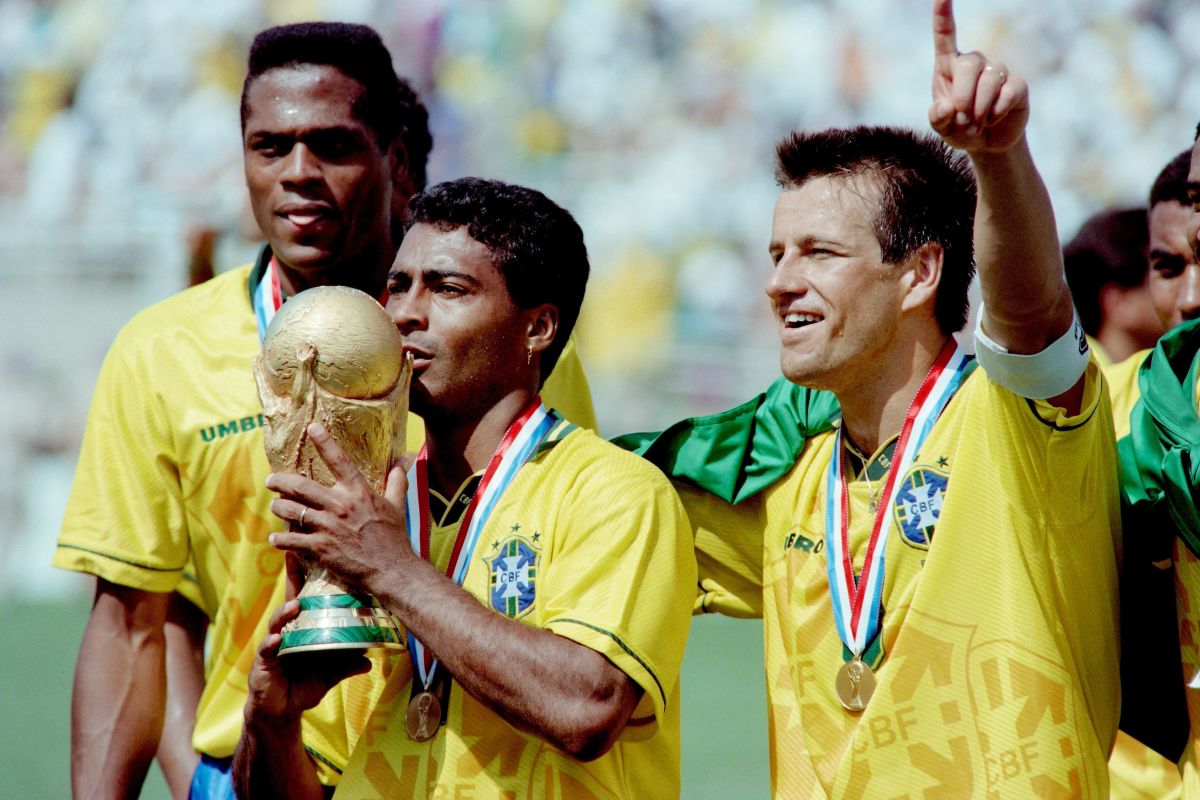soccer-world-cup-1994-brazil-romario-trophy-5bae14f79e8b987099000001.jpg