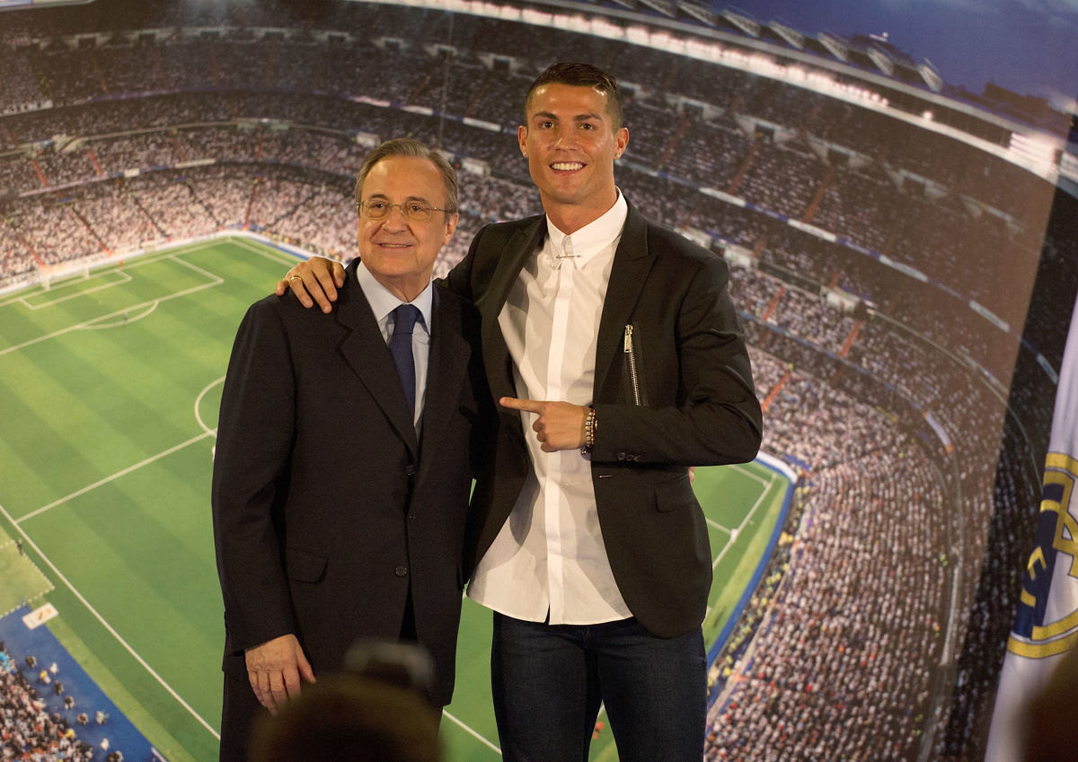 cristiano-ronaldo-signs-new-contract-at-real-madrid-5b1a664a3467ac5010000001.jpg