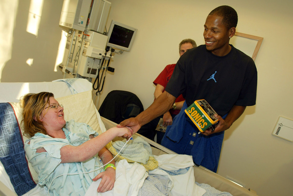 2003-1218-Ray-Allen-Children's-Hospital.jpg