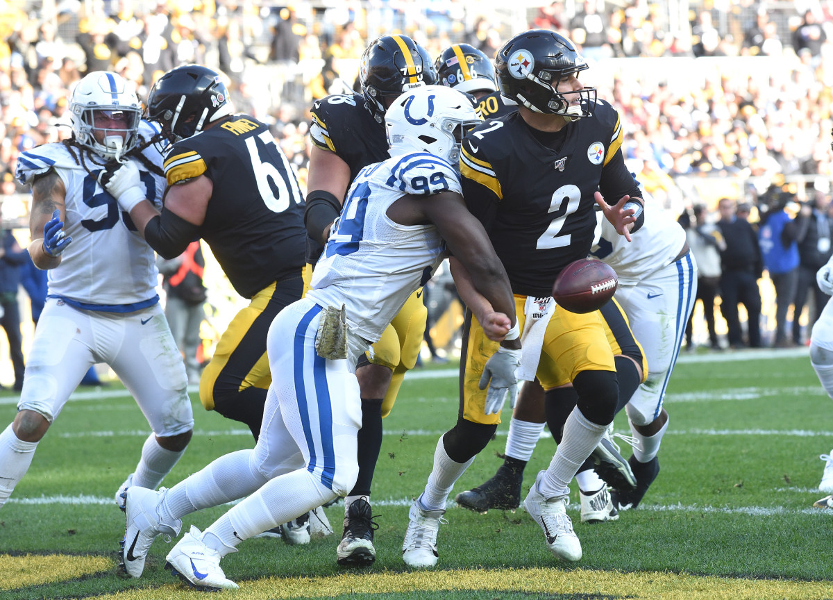 Colts defensive end Justin Houston (99) forces Steelers quarterback Mason Rudolph to fumble for a safety in Sunday's 26-24 loss at Pittsburgh.