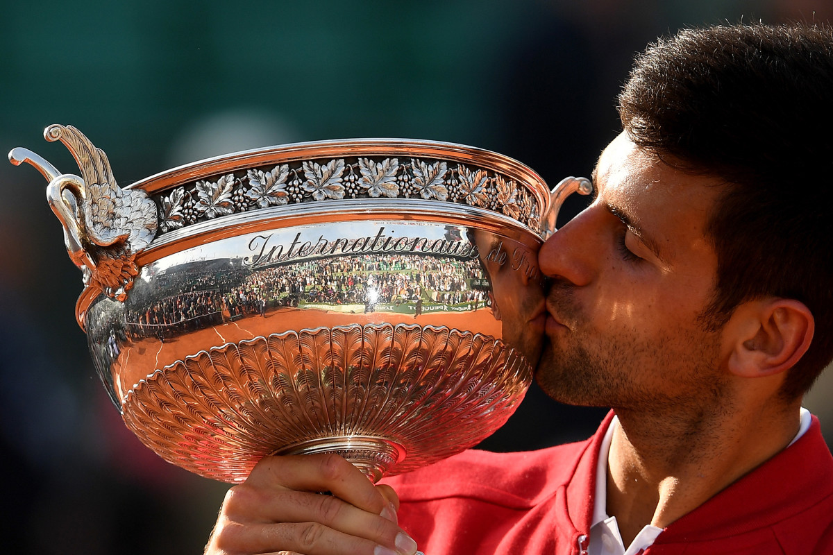 novak-djokovic-kiss-trophy.jpg