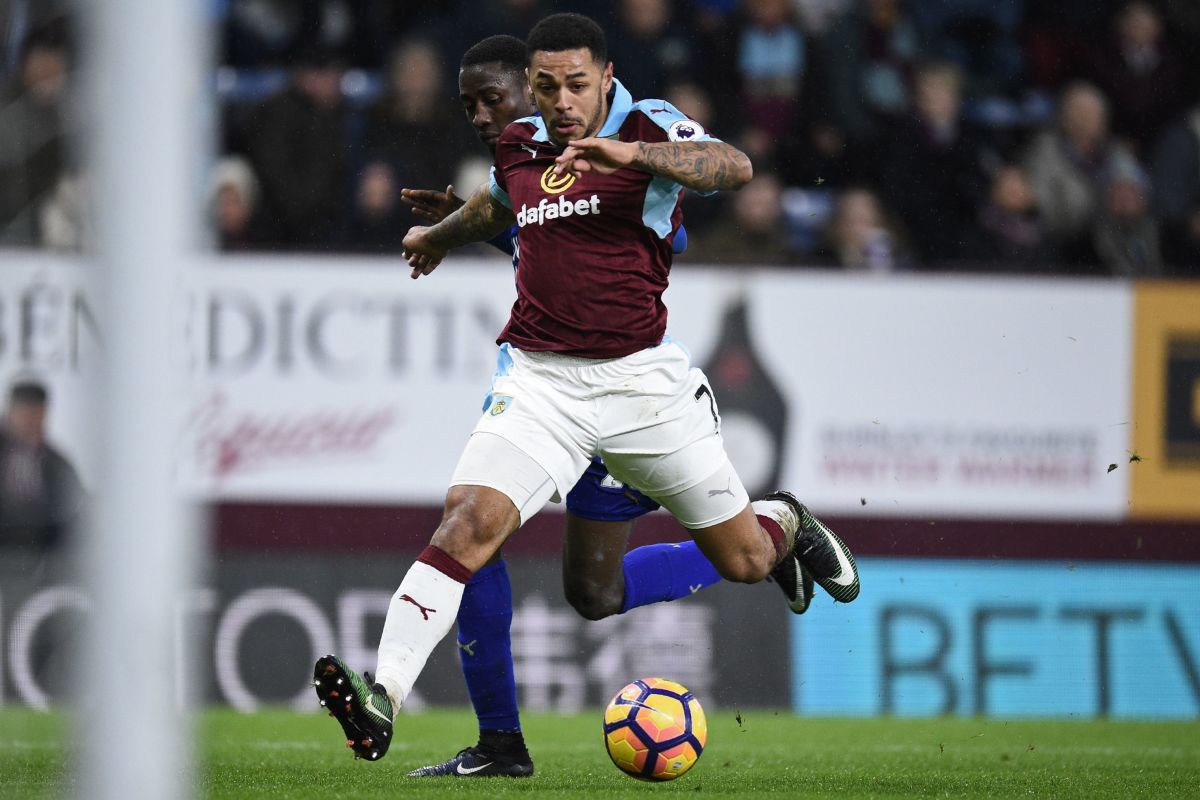 Burnley's English striker Andre Gray runs in on goal as Leicester City's Nigerian midfielder Wilfred Ndidi tries to close him down during the English Premier League football match between Burnley and Leicester City at Turf Moor in Burnley, north west England on January 31, 2017. / AFP / Oli SCARFF / RESTRICTED TO EDITORIAL USE. No use with unauthorized audio, video, data, fixture lists, club/league logos or 'live' services. Online in-match use limited to 75 images, no video emulation. No use in betting, games or single club/league/player publications.  /         (Photo credit should read OLI SCARFF/AFP/Getty Images)