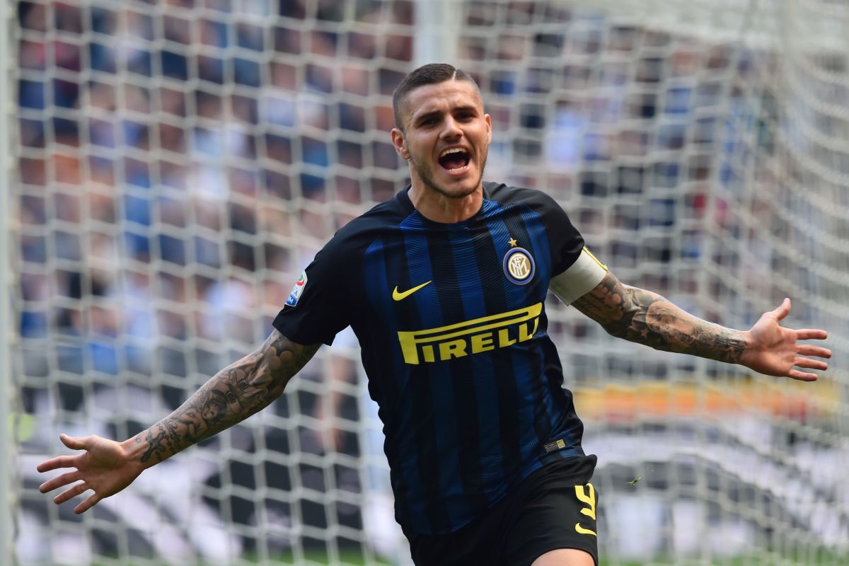 Inter Milan's forward from Argentina Mauro Icardi celebrates after scoring during the Italian Serie A football match Inter Milan vs AC Milan at the San Siro stadium in Milan on April 15, 2017. / AFP PHOTO / GIUSEPPE CACACE        (Photo credit should read GIUSEPPE CACACE/AFP/Getty Images)