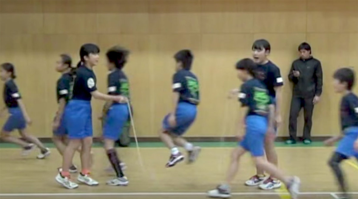 Watch Japanese children break world jump rope record Sports Illustrated