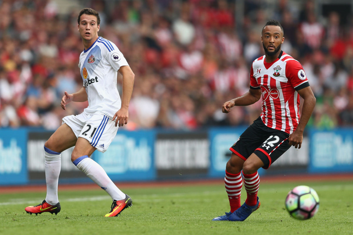 SOUTHAMPTON, ENGLAND - AUGUST 27:  Javier Manquillo (L) of Sunderland slides a pass as Nathan Redmond (R) of Southampton looks on during the Premier League match between Southampton and Sunderland at St Mary's Stadium on August 27, 2016 in Southampton, England.  (Photo by Michael Steele/Getty Images)