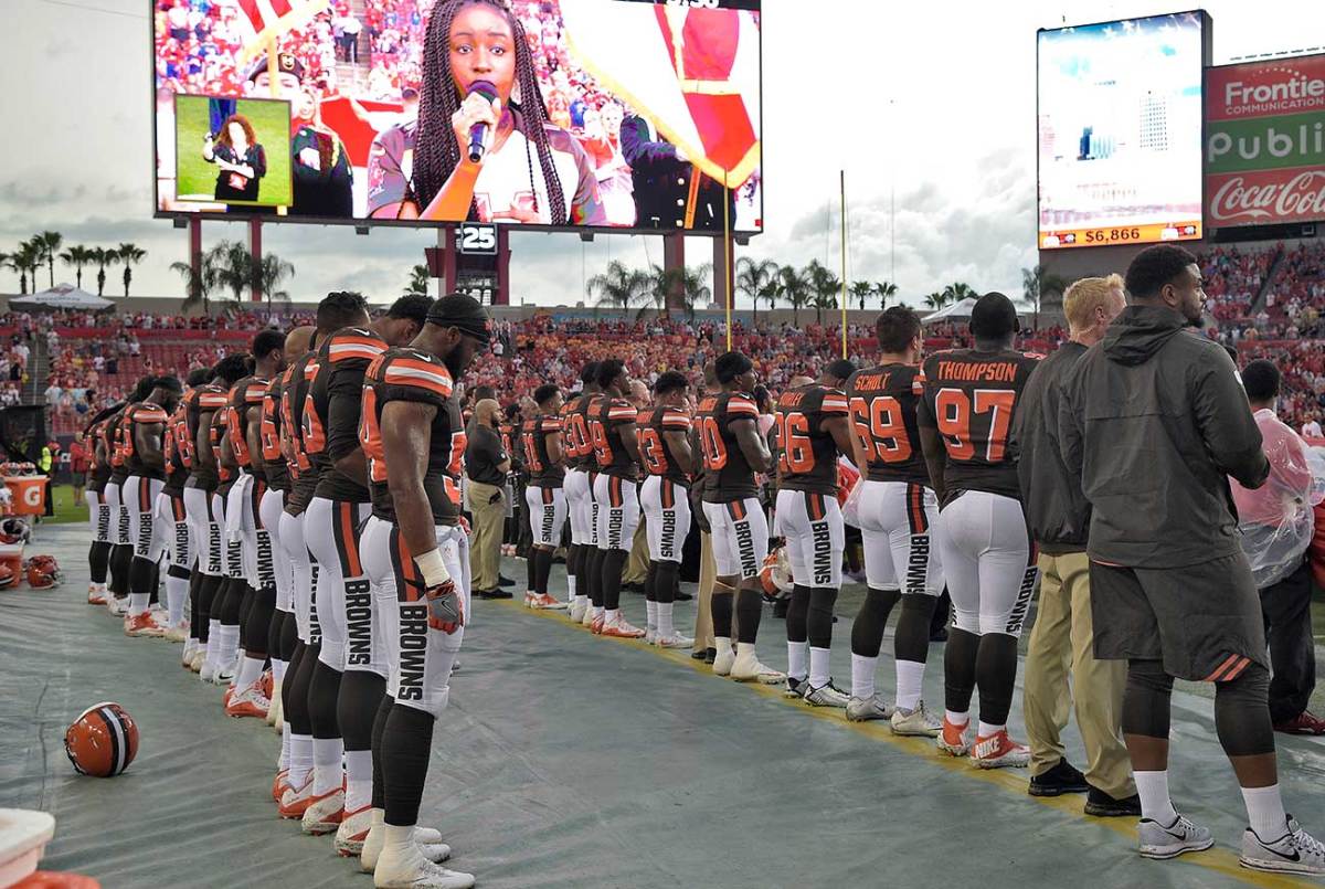 Browns players stood arm in arm in Tampa on Saturday. 