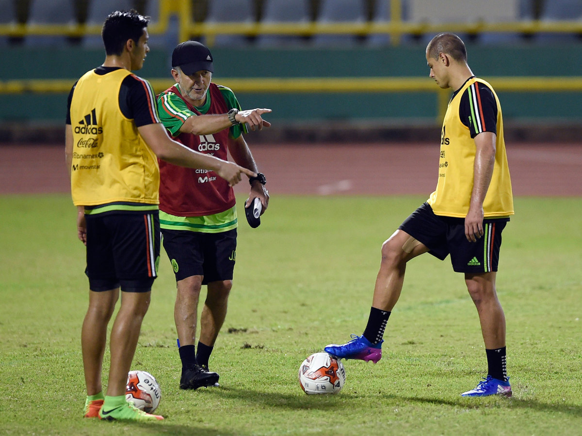 osorio-chicharito-mexico-training.jpg