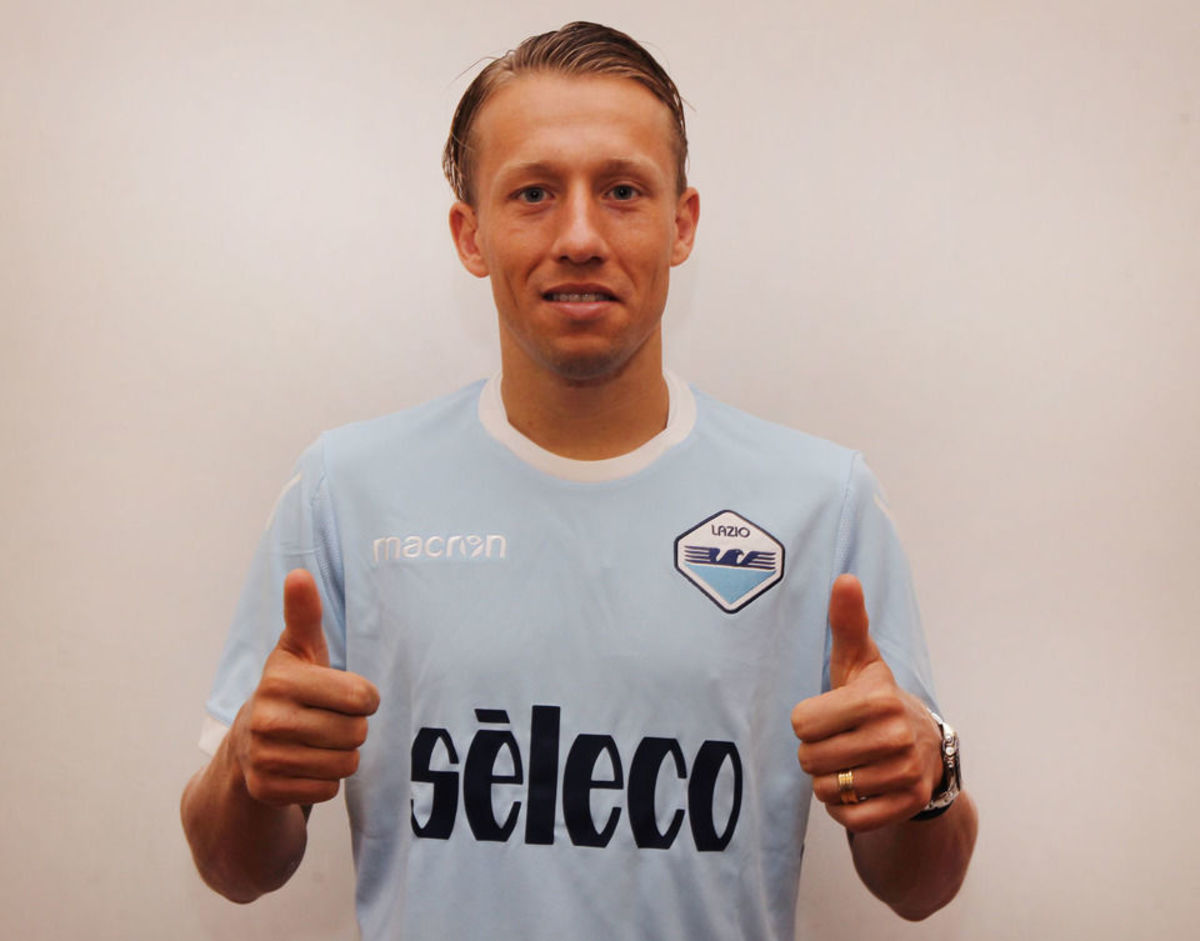 PIEVE DI CADORE, ROMA - JULY 18:  SS Lazio new player Lucas Leiva with your fan during the SS Lazio Pre-Season Training Camp on July 18, 2017 in Pieve di Cadore, Italy.  (Photo by Marco Rosi/Getty Images)