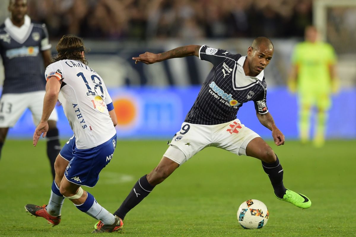 Bordeaux's Uruguyan forward Diego Rolan (R) vies with Bastia's French midfielder Yannick Cahuzac (L) during the French L1 football match between Bordeaux (FCGB) and Bastia on April 22, 2017 at the Matmut Atlantique stadium in Bordeaux.  / AFP PHOTO / NICOLAS TUCAT        (Photo credit should read NICOLAS TUCAT/AFP/Getty Images)