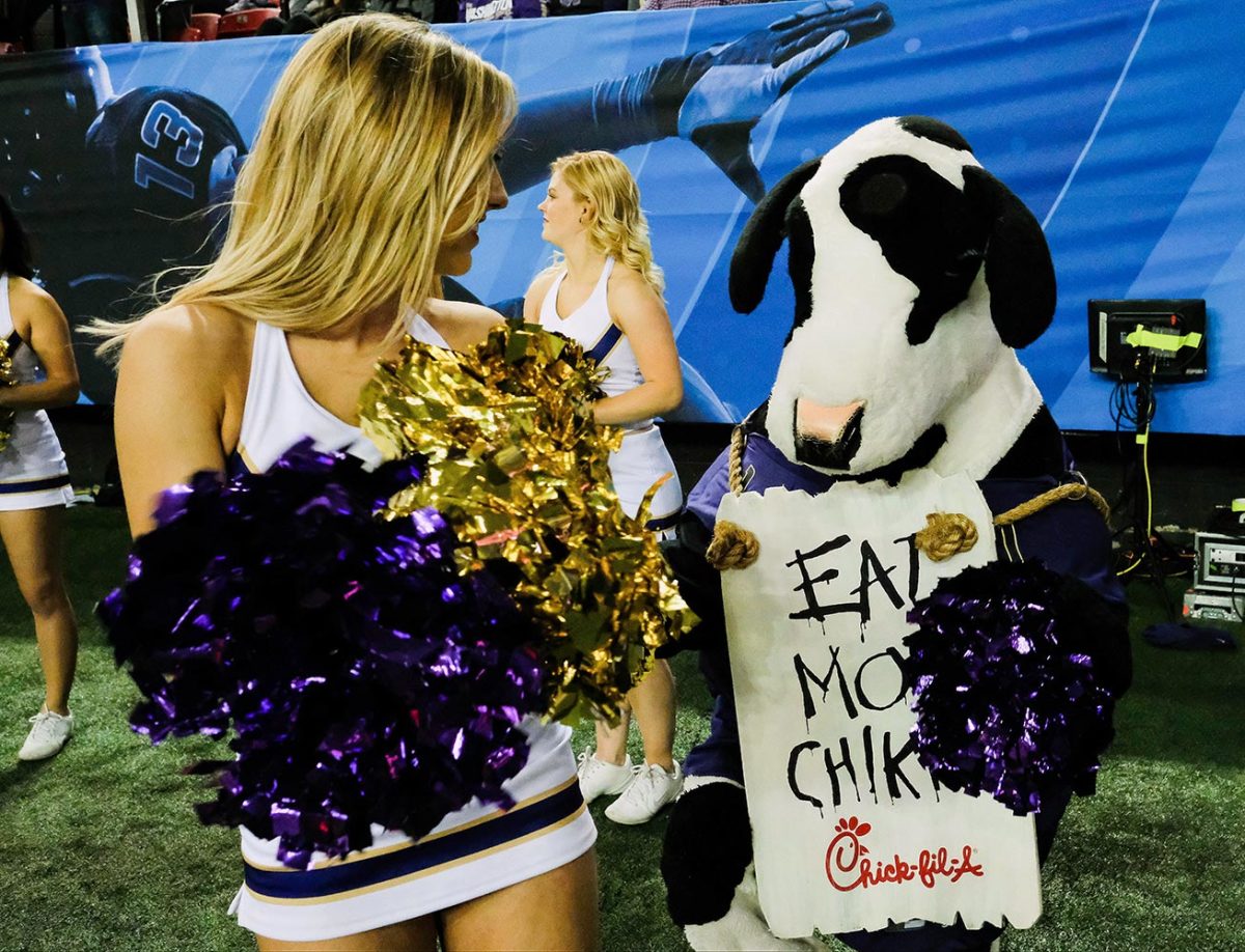 2016-1231-Washington-Huskies-cheerleader-Chick-fil-A.jpg