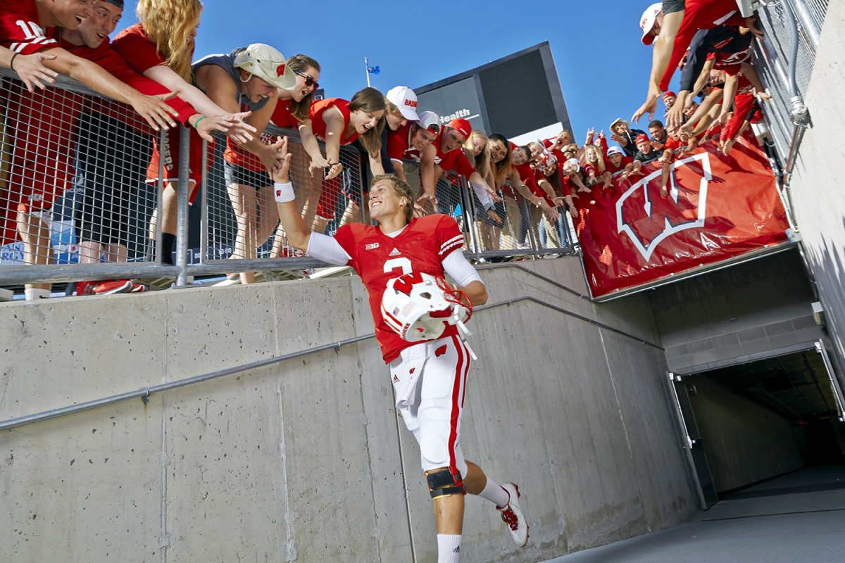 091517_Vault_Wisconsin_Football00004.JPG