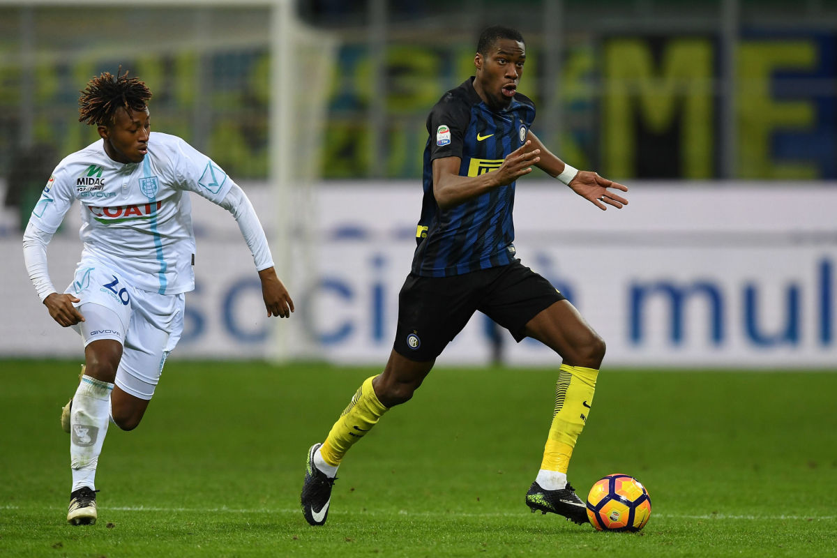 MILAN, ITALY - JANUARY 14:  Geoffrey Kondogbia (R) of FC Internazionale is challenged by Samuel Bastien of AC ChievoVerona during the Serie A match between FC Internazionale and AC ChievoVerona at Stadio Giuseppe Meazza on January 14, 2017 in Milan, Italy.  (Photo by Valerio Pennicino/Getty Images)