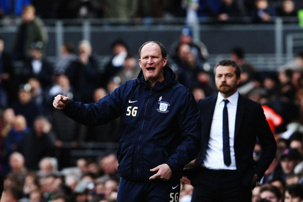 LONDON, ENGLAND - MARCH 04: Simon Grayson the Preston North End manager shouts instructions from the touchline during the Sky Bet Championship match between Fulham and Preston North End at Craven Cottage on March 4, 2017 in London, United Kingdom.  (Photo by Ker Robertson/Getty Images)