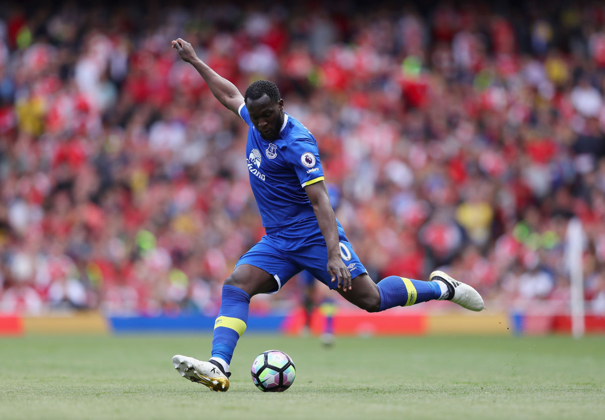 LONDON, ENGLAND - MAY 21:  Romelu Lukaku of Everton in action during the Premier League match between Arsenal and Everton at Emirates Stadium on May 21, 2017 in London, England.  (Photo by Clive Mason/Getty Images)
