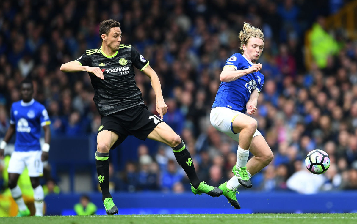 LIVERPOOL, ENGLAND - APRIL 30: Nemanja Matic of Chelsea and Tom Davies of Everton compete for the ball during the Premier League match between Everton and Chelsea at Goodison Park on April 30, 2017 in Liverpool, England.  (Photo by Laurence Griffiths/Getty Images)
