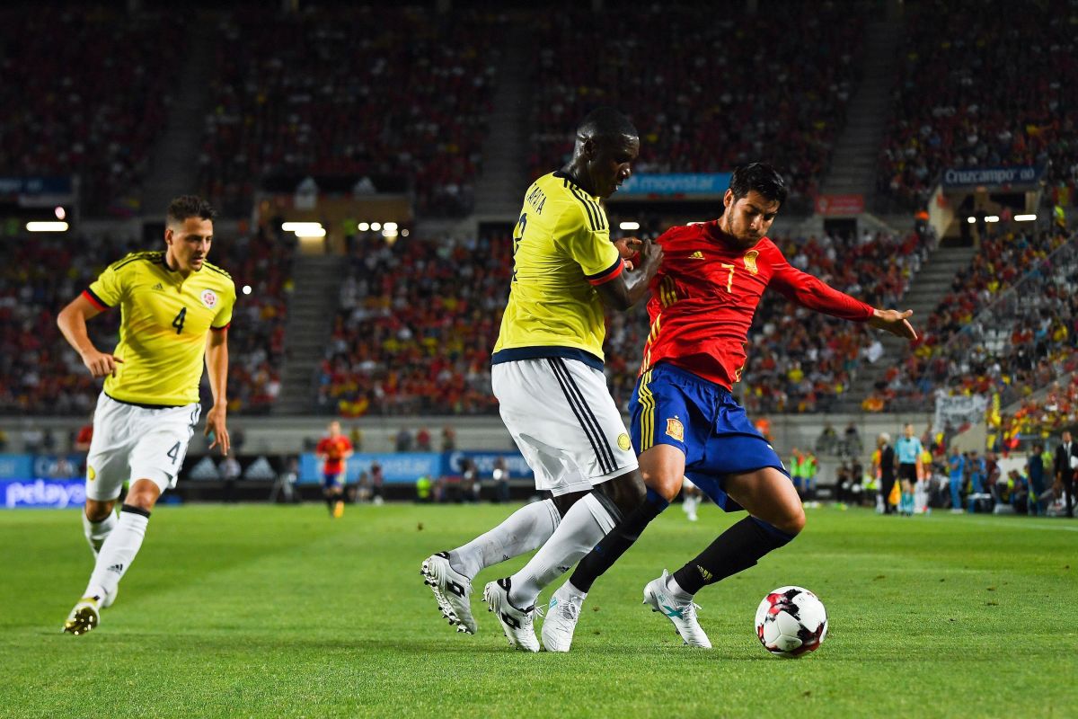 MURCIA, SPAIN - JUNE 07:  Alvaro Morata of Spain competes for the ball with Cristian Zapata of Colombia during a friendly match between Spain and Colombia at La Nueva Condomina stadium on June 7, 2017 in Murcia, Spain.  (Photo by David Ramos/Getty Images)