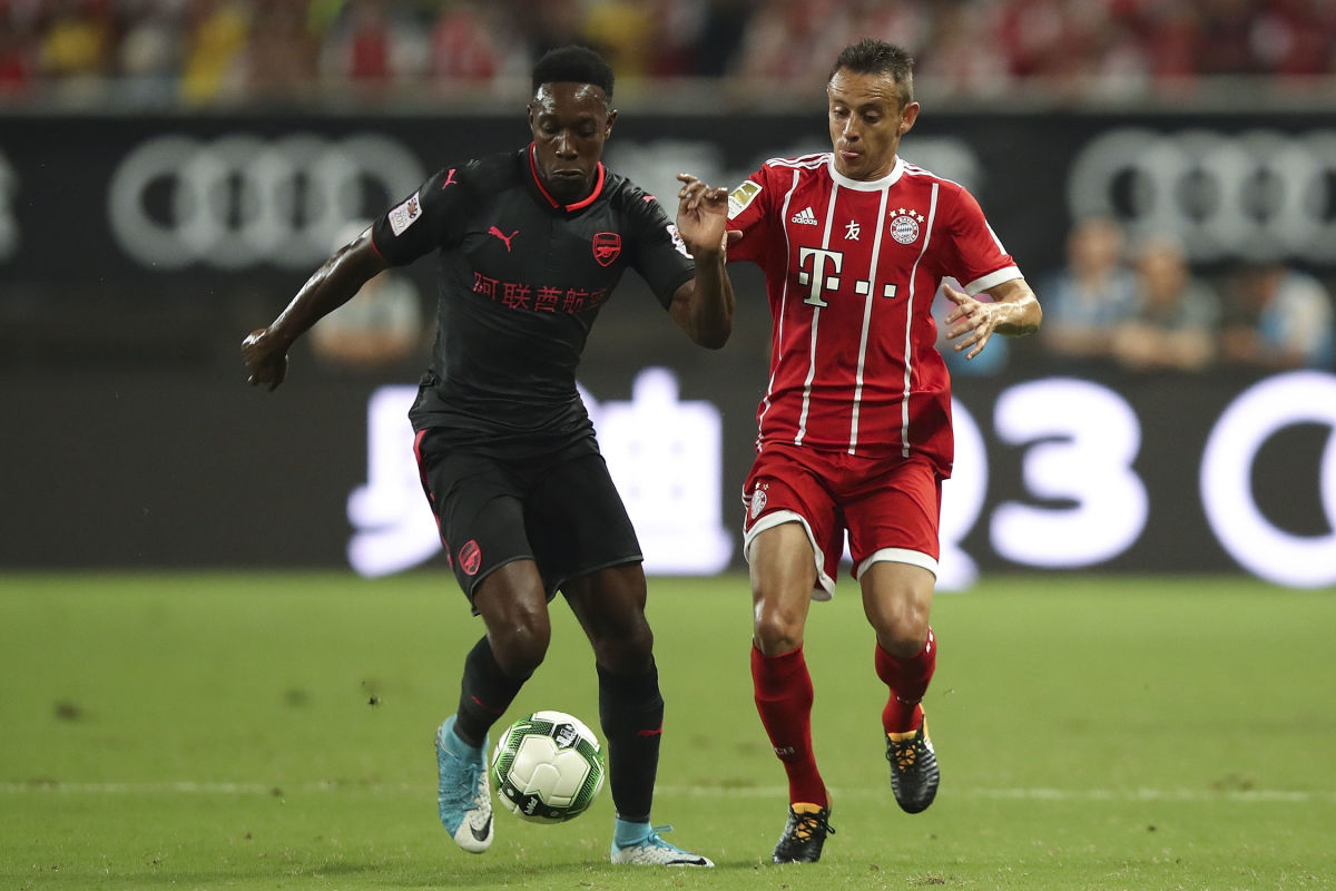 SHANGHAI, CHINA - JULY 19:  Danny Welbeck of Arsenal FC of Arsenal FC competes for the ball with Rafinha of FC Bayern during the 2017 International Champions Cup football match between FC Bayern and Arsenal FC at Shanghai Stadium on July 19, 2017 in Shanghai, China.  (Photo by Lintao Zhang/Getty Images)