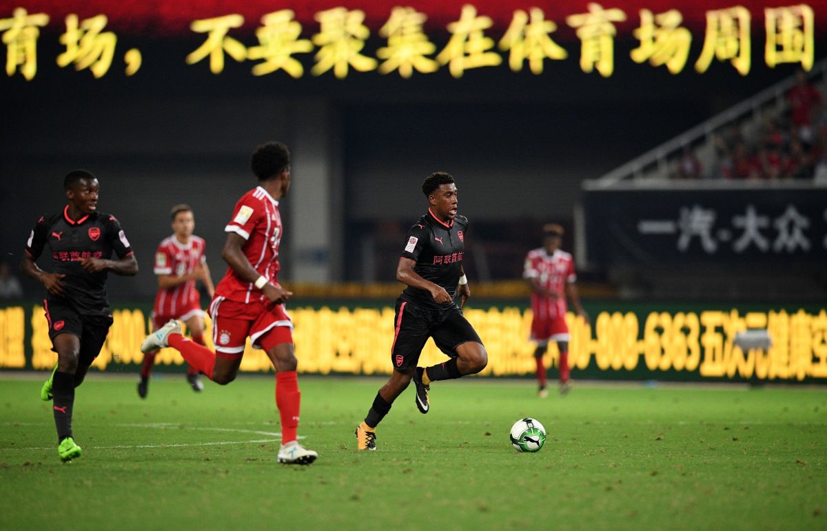 Arsenal forward Alex Iwobi (C) vies for the ball during the International Champions Cup football match between Bayern Munich and Arsenal in Shanghai July 19, 2017.   / AFP PHOTO / Johannes EISELE        (Photo credit should read JOHANNES EISELE/AFP/Getty Images)