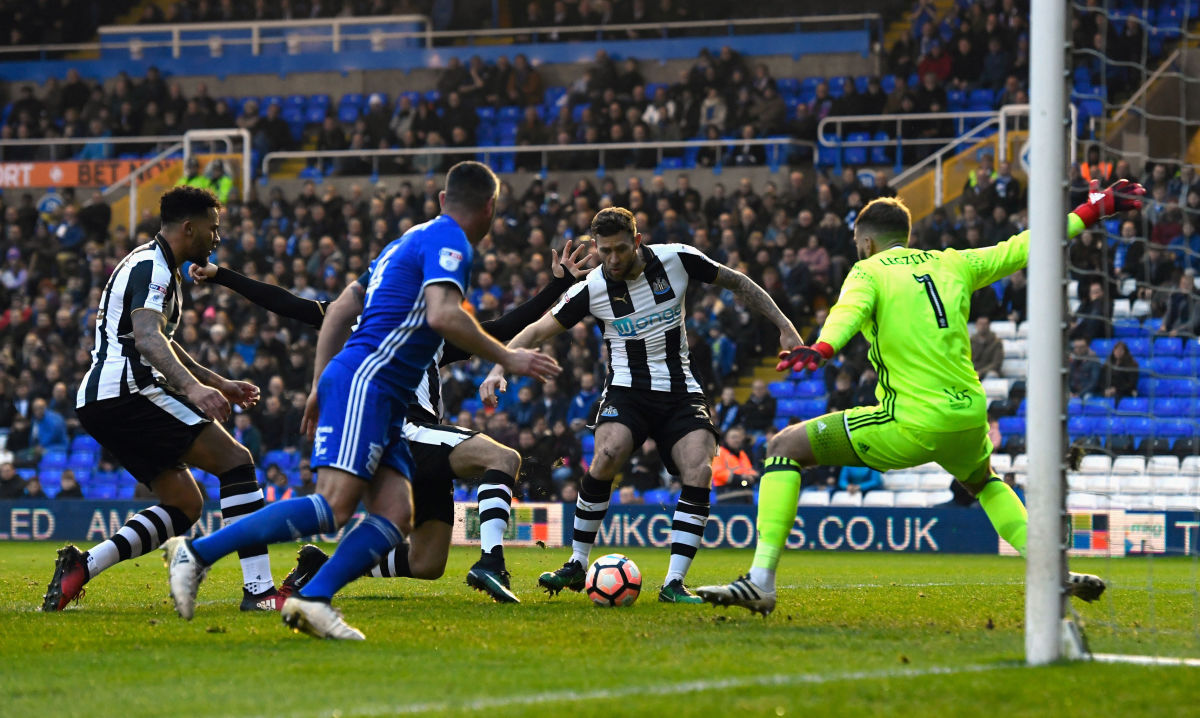BIRMINGHAM, ENGLAND - JANUARY 07:  Newcastle player Daryl Murphy scores the opening goal during The Emirates FA Cup Third Round match between Birmingham City and Newcastle United at St Andrews (stadium) on January 7, 2017 in Birmingham, England.  (Photo by Stu Forster/Getty Images)