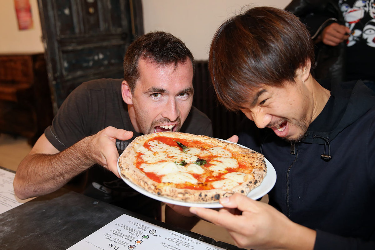 2015-1029-Leicester-City-Christian-Fuchs-Shinji-Okazaki-pizza.jpg