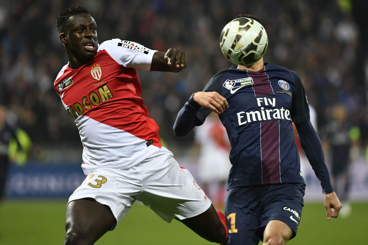 Paris Saint-Germain's Argentinian forward Angel Di Maria (R) vies for the ball with Monaco's French defender Benjamin Mendy during the French League Cup final football match between Paris Saint-Germain (PSG) and Monaco (ASM) on April 1, 2017, at the Parc Olympique Lyonnais stadium in Decines-Charpieu, near Lyon. / AFP PHOTO / JEFF PACHOUD        (Photo credit should read JEFF PACHOUD/AFP/Getty Images)