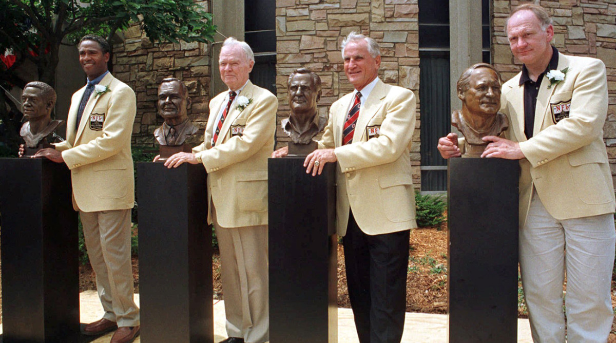 Mike Webster (far right) was enshrined in 1997. Five years later he died homeless and broke, suffering from a number of physical and mental ailments.