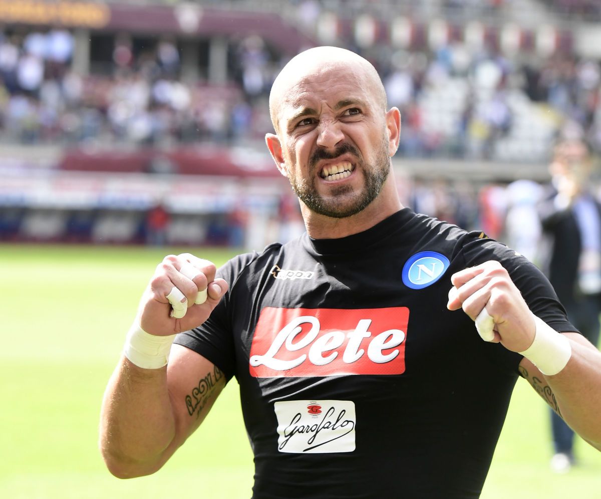 Napoli's goalkeeper from Spain Pepe Reina greets supporters at the end of the Italian Serie A football match Torino vs Napoli at the Olympic stadium in Turin, on May 14, 2017. / AFP PHOTO / MIGUEL MEDINA        (Photo credit should read MIGUEL MEDINA/AFP/Getty Images)