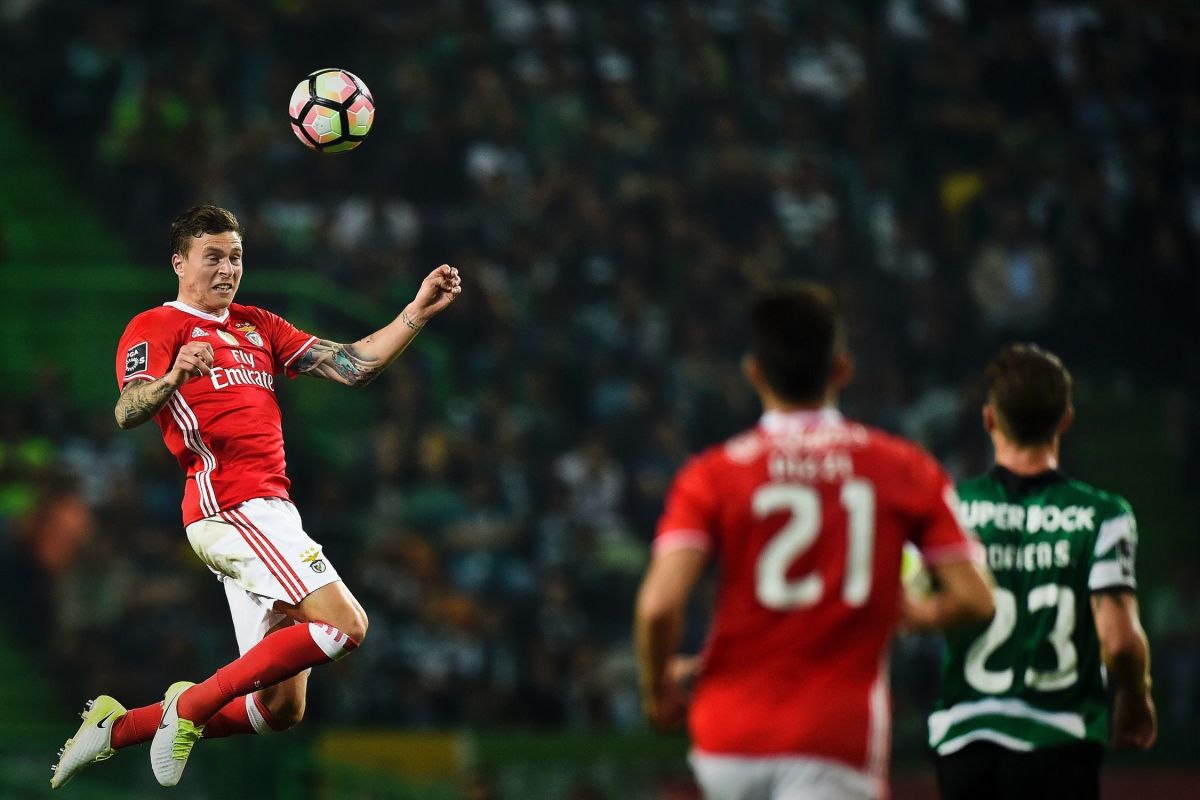 Benfica's Swedish defender Victor Lindelof (L) heads the ball during the Portuguese League football match Sporting CP vs SL Benfica at Alvalade stadium on April 22, 2017. / AFP PHOTO / PATRICIA DE MELO MOREIRA        (Photo credit should read PATRICIA DE MELO MOREIRA/AFP/Getty Images)