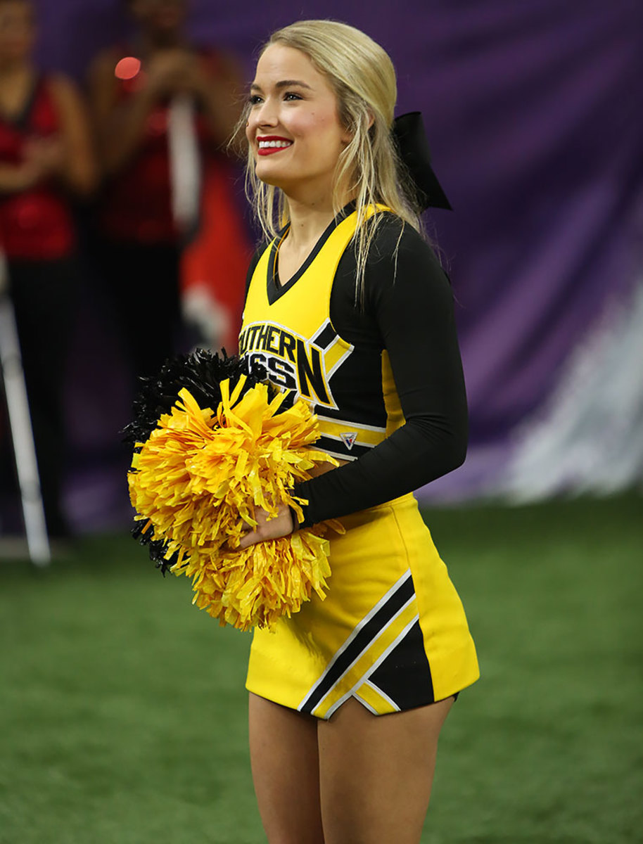 Southern-Miss-Golden-Eagles-cheerleader-GettyImages-630208574_master.jpg