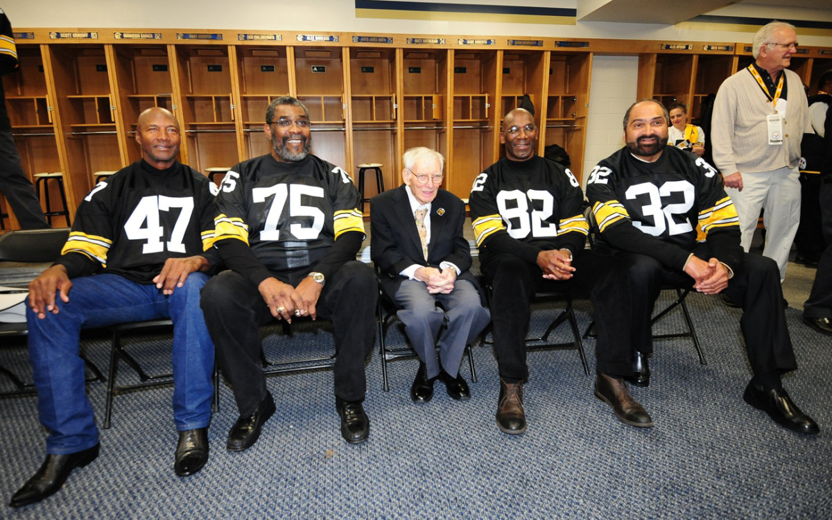 Rooney flanked by fellow Hall of Famers Mel Blount, Joe Greene, John Stallworth and Franco Harris at the Steelers reunion, November 2014. 