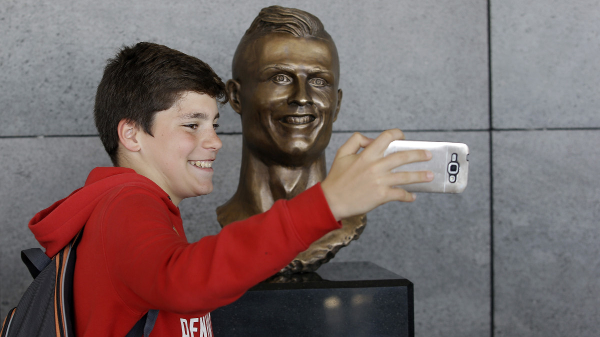 cristiano-ronaldo-statue-face-maderia-airport-photo.jpg