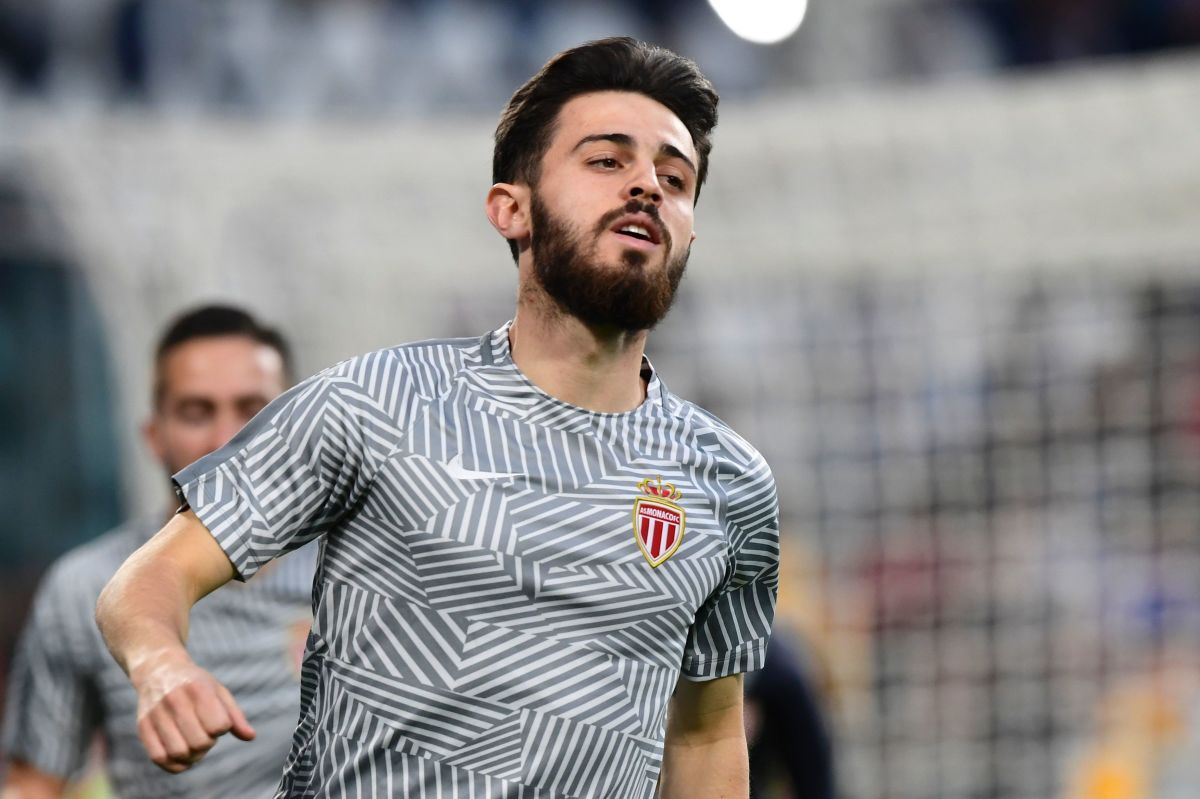 Monaco's Portuguese midfielder Bernardo Silva warms up before the UEFA Champions League semi final second leg football match Juventus vs Monaco, on May 9, 2017 at the Juventus stadium in Turin.  / AFP PHOTO / Miguel MEDINA        (Photo credit should read MIGUEL MEDINA/AFP/Getty Images)