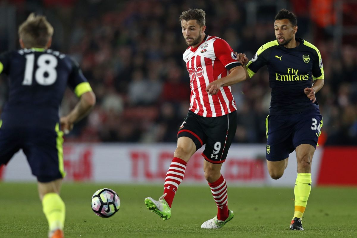 Southampton's English striker Jay Rodriguez (C) passes the ball under pressure from Arsenal's French midfielder Francis Coquelin during the English Premier League football match between Southampton and Arsenal at St Mary's Stadium in Southampton, southern England on May 10, 2017. / AFP PHOTO / Adrian DENNIS / RESTRICTED TO EDITORIAL USE. No use with unauthorized audio, video, data, fixture lists, club/league logos or 'live' services. Online in-match use limited to 75 images, no video emulation. No use in betting, games or single club/league/player publications.  /         (Photo credit should read ADRIAN DENNIS/AFP/Getty Images)
