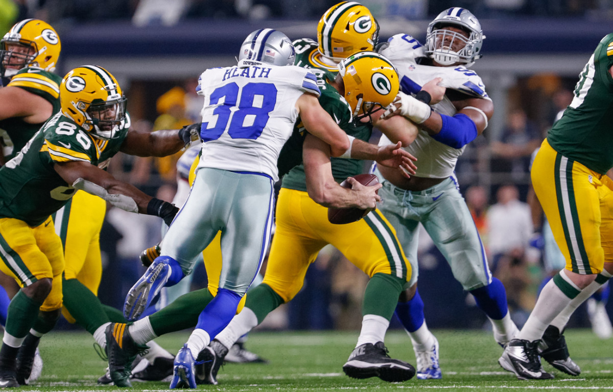 Aaron Rodgers’ ability to hold onto the ball after this blindside sack by Jeff Heath set the stage for the next play.